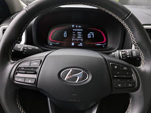 Certified 2025 Hyundai Venue Limited FWD image 25