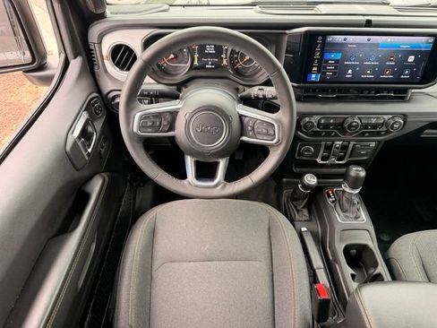 Used 2025 Jeep Wrangler Unlimited Sahara AWD/4WD image 15