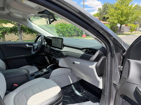 Used 2024 Ford Escape Platinum w/ Premium Technology Package AWD/4WD image 28