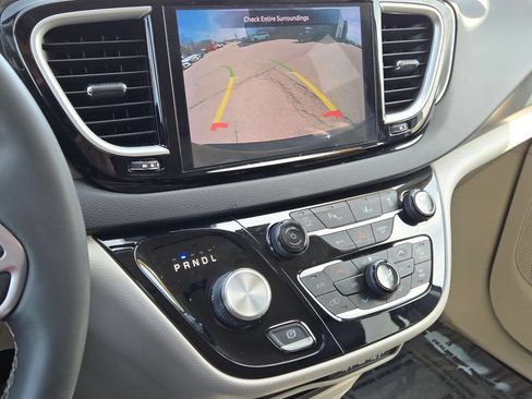 Used 2023 Chrysler Pacifica Touring-L FWD image 21