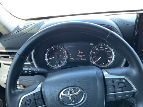 Used 2024 Toyota Highlander XLE FWD image 12