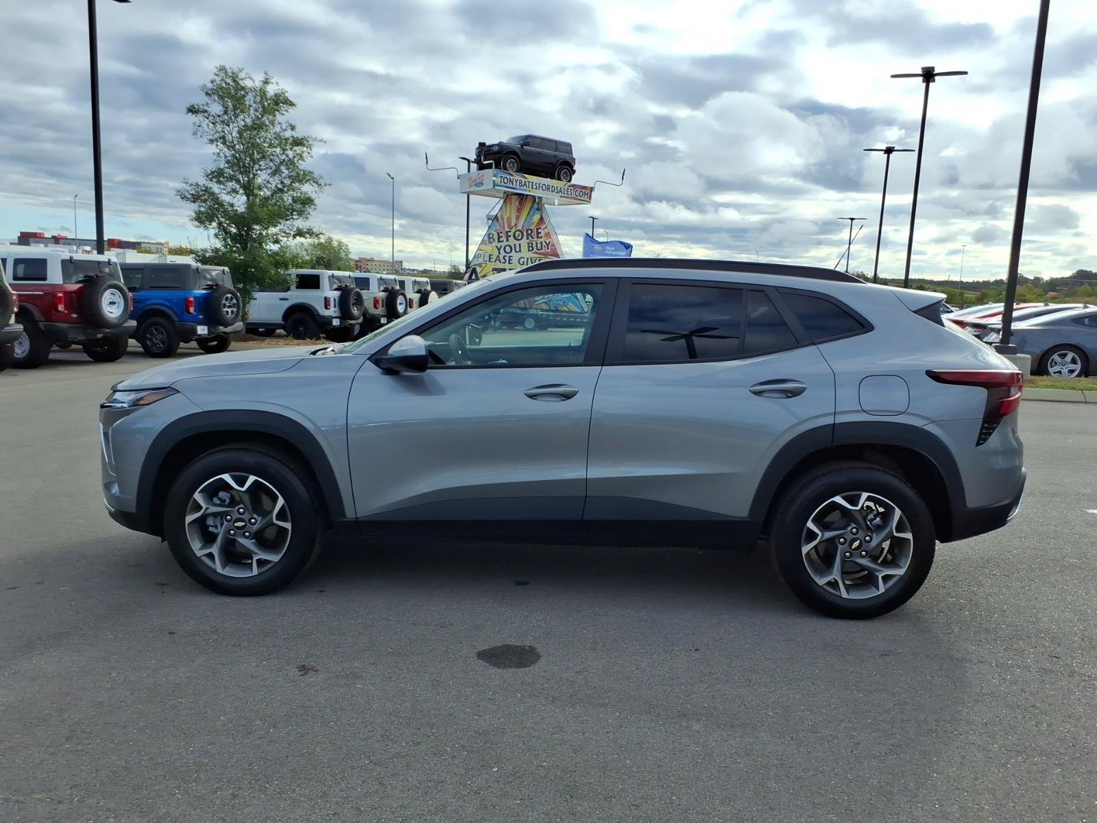 Used 2025 Chevrolet Trax LT FWD image 6