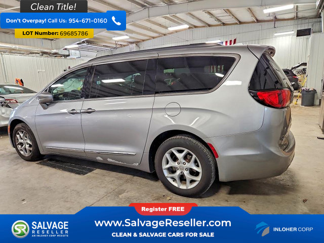 Used 2017 Chrysler Pacifica Touring-L w/ Tire & Wheel Group FWD image 3