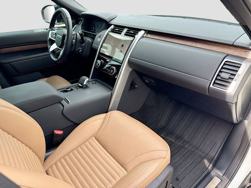 Used 2025 Land Rover Discovery Dynamic SE image 13