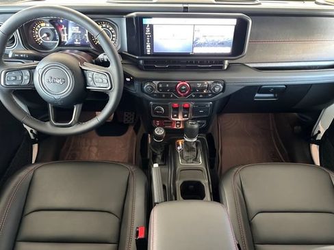 Used 2026 Jeep Wrangler Rubicon AWD/4WD image 13