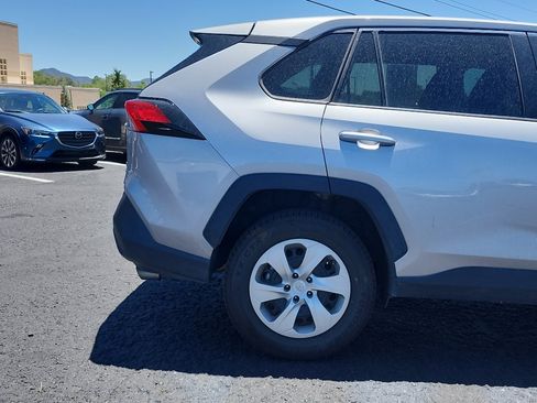 Used 2022 Toyota RAV4 LE AWD/4WD image 5