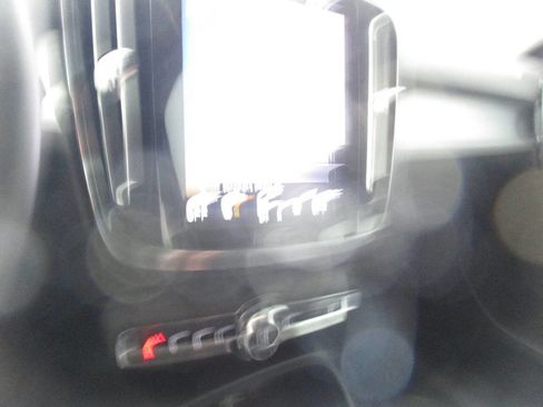 Used 2022 Volvo XC40 T5 Momentum image 85