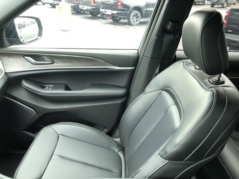 New 2026 Jeep Grand Cherokee Limited image 32