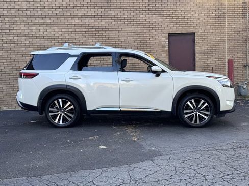 Used 2024 Nissan Pathfinder Platinum w/ Cargo Package image 6