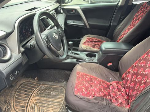 Used 2018 Toyota RAV4 LE FWD image 16