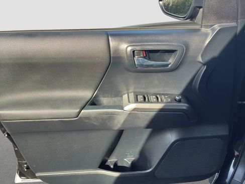 Used 2018 Toyota Tacoma TRD Off-Road w/ Technology Package image 12