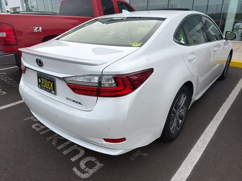 Used 2017 Lexus ES 300h w/ Luxury Package image 3