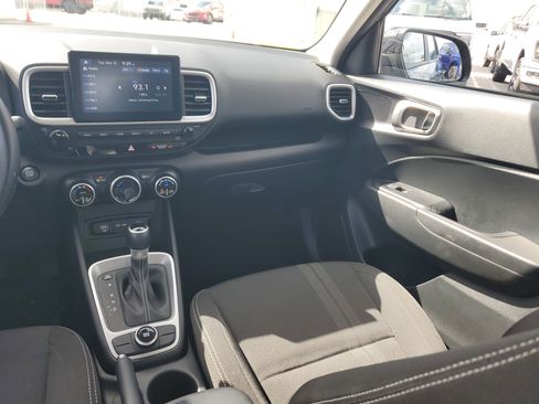 Used 2024 Hyundai Venue SEL image 17