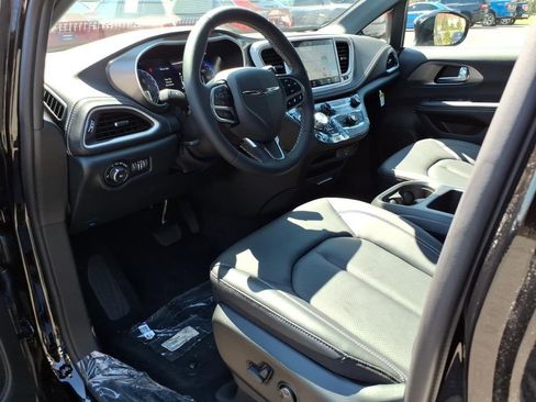 New 2026 Chrysler Pacifica Select image 13
