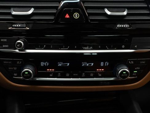 Used 2023 BMW 530e xDrive w/ Premium Package image 20