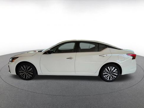 Used 2025 Nissan Altima 2.5 SV FWD image 9