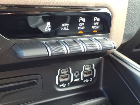 Used 2019 RAM 1500 Laramie AWD/4WD image 17