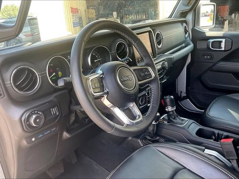 Used 2023 Jeep Wrangler Unlimited Sahara AWD/4WD image 13