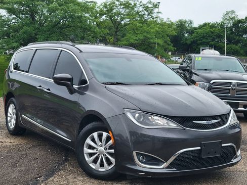 Used 2017 Chrysler Pacifica Touring-L FWD image 32