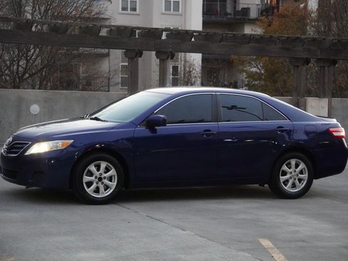 Used 2011 Toyota Camry LE image 4