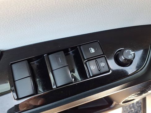 Used 2022 Toyota Prius LE FWD image 18