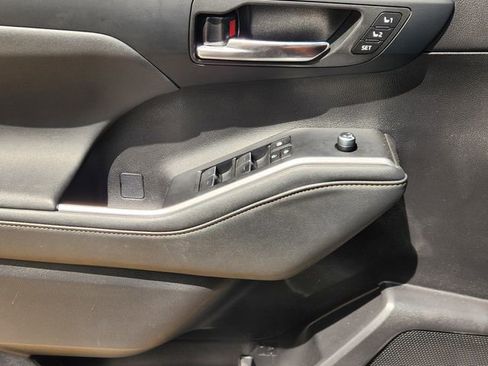 Used 2023 Toyota Highlander Bronze Edition FWD image 16