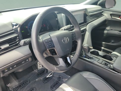 Used 2025 Toyota Camry LE FWD image 31