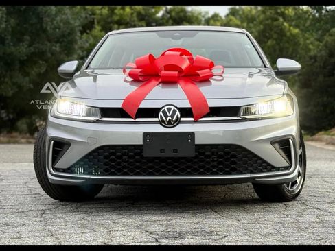 Used 2025 Volkswagen Jetta SE image 3