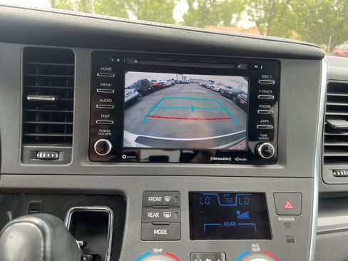 Used 2019 Toyota Sienna SE w/ Carpet Mat Package FWD image 21