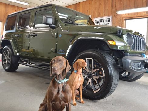 Used 2024 Jeep Wrangler Unlimited w/ Convenience Group AWD/4WD image 2