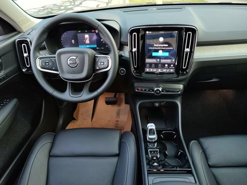 New 2026 Volvo XC40 B5 Plus w/ Protection Package Premier AWD/4WD image 31