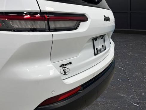 Used 2024 Jeep Grand Cherokee L Limited w/ Black Appearance Package image 35