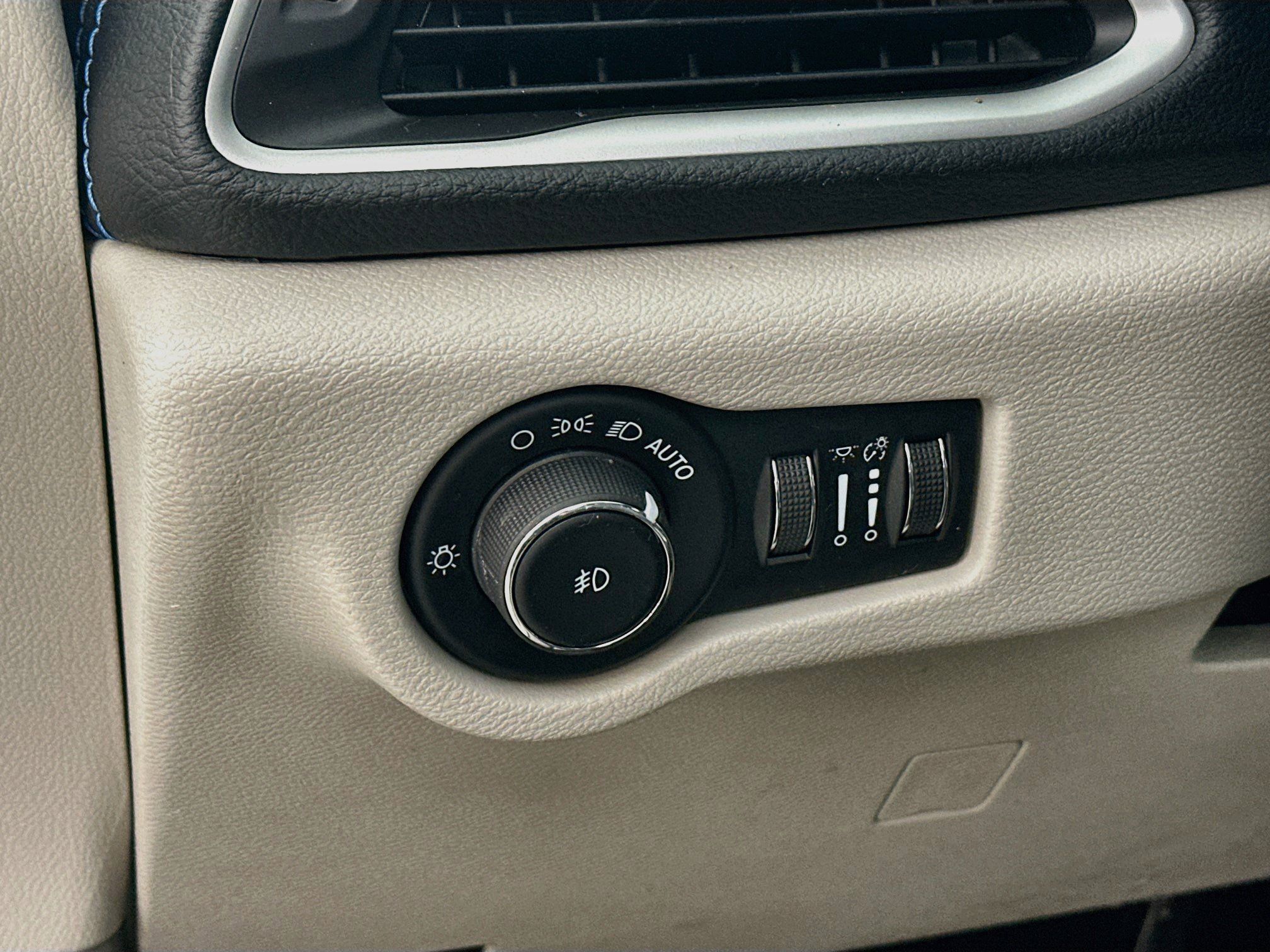 Used 2021 Chrysler Pacifica Touring FWD image 10