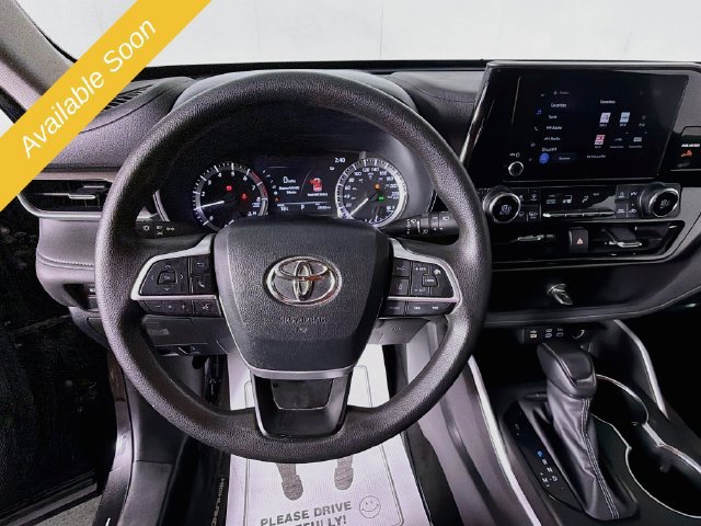 Used 2023 Toyota Highlander LE AWD/4WD image 11
