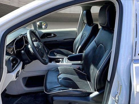Used 2023 Chrysler Pacifica Limited image 24