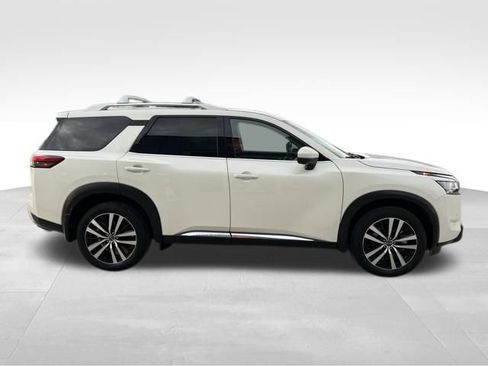 Used 2024 Nissan Pathfinder Platinum image 10