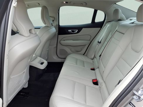 Used 2020 Volvo S60 T5 Momentum FWD image 11