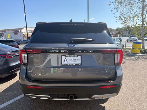 Used 2025 Ford Explorer Active w/ Active Comfort Package image 6