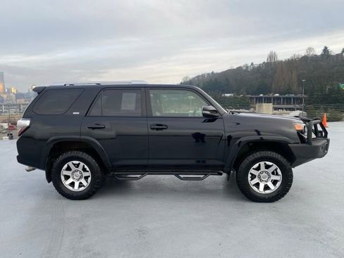 Used 2016 Toyota 4Runner SR5 Premium image 2