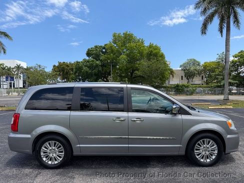 Used 2013 Chrysler Town & Country Limited w/ Luxury Group FWD image 6