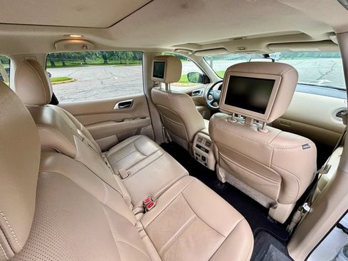 Used 2019 Nissan Pathfinder Platinum AWD/4WD image 16