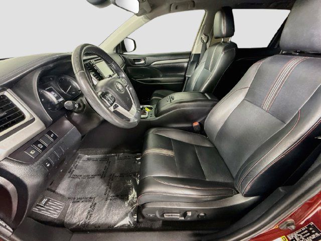 Certified 2019 Toyota Highlander SE w/ Nightshade Edition FWD image 22