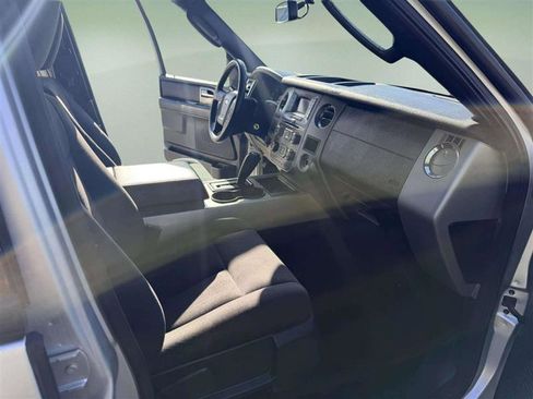 Used 2017 Ford Expedition XLT image 30