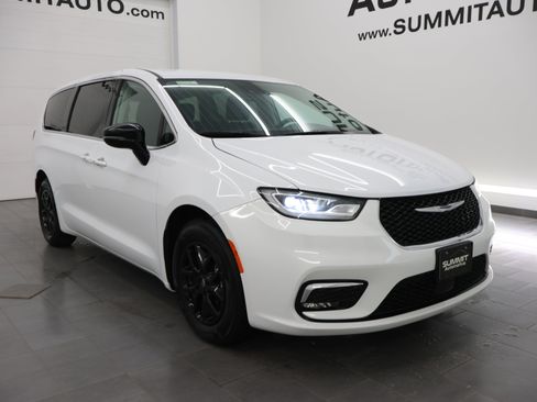 Used 2024 Chrysler Pacifica Touring-L FWD image 2