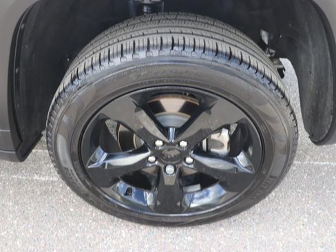 Used 2025 Jeep Grand Cherokee L Limited w/ Black Appearance Package image 17