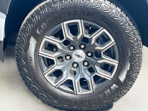 Used 2024 Chevrolet Colorado Z71 w/ Z71 Convenience Package 2 AWD/4WD image 30