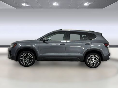 Used 2025 Volkswagen Taos SE w/ Panoramic Sunroof Package FWD image 2