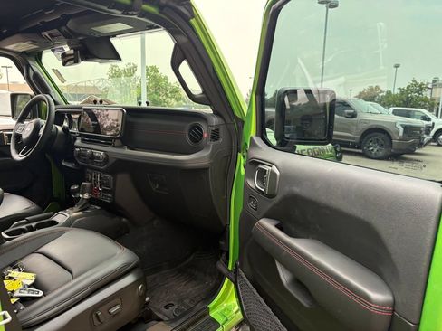 Used 2025 Jeep Gladiator Rubicon AWD/4WD image 28