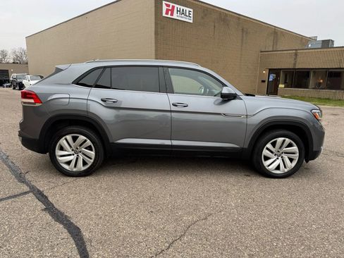 Used 2020 Volkswagen Atlas Cross Sport SE w/ Panoramic Sunroof Package image 11
