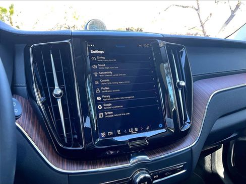 Used 2023 Volvo XC60 T8 Ultimate image 38